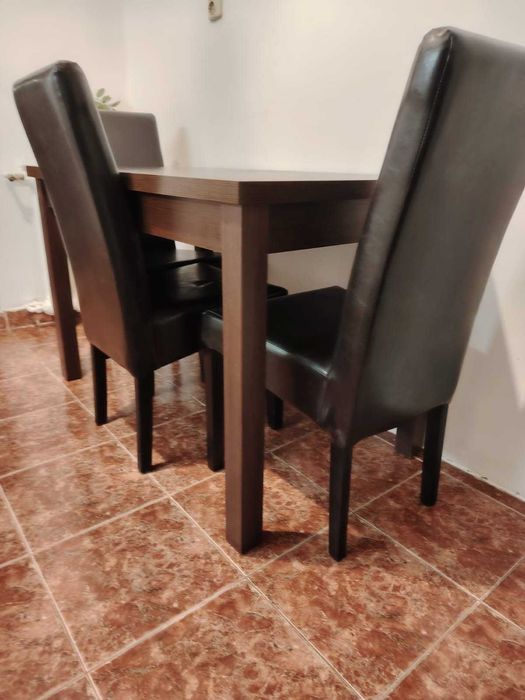 Vand masa bucatarie cu scaune piele.