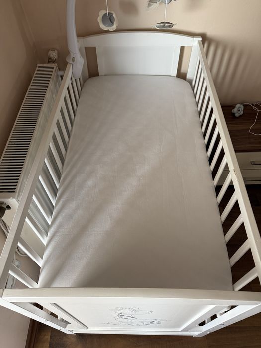 Patut din lemn masiv 120x60 cm Bria alb cu sertar, reglabil pe 3 nivele, certificat EN71, saltea cocos si carusel patut incluse