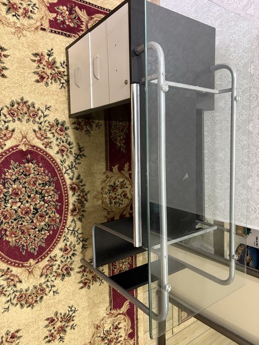 стол стеклянныйй