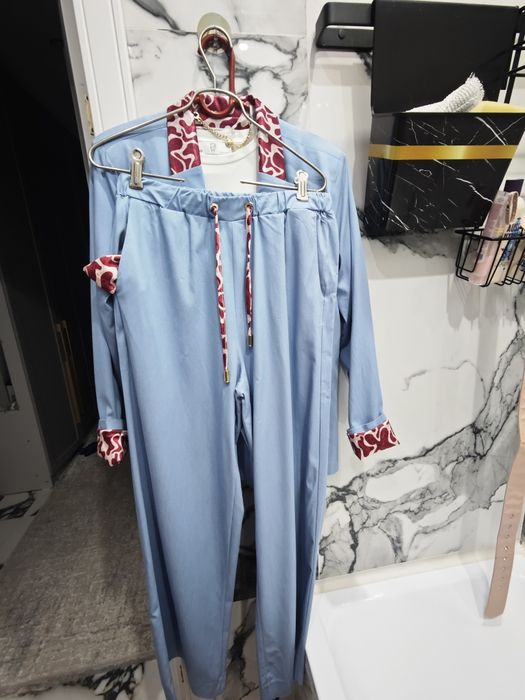 Продам кастюмы тройки