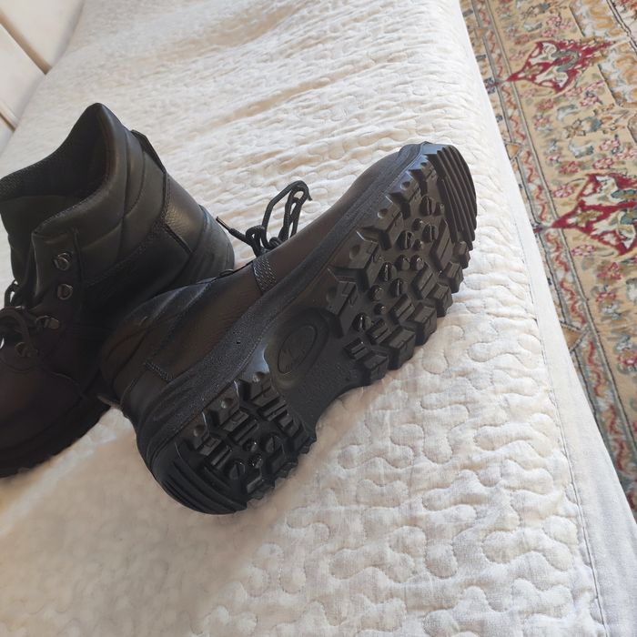 Продам новую спец обувь размер 42.