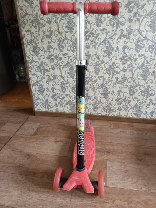 Детский самокат (красный)