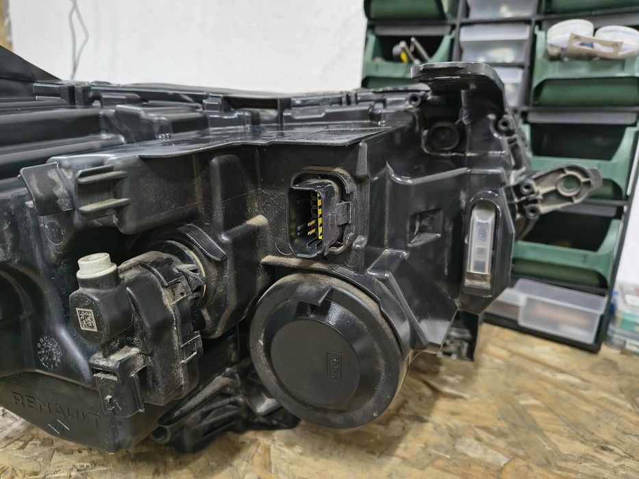 Far stânga Dacia Duster 2