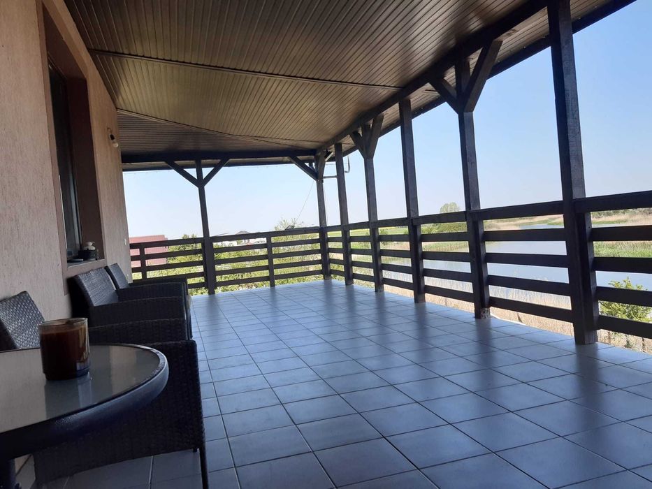 Casa/vila curte mare pe malul lacului