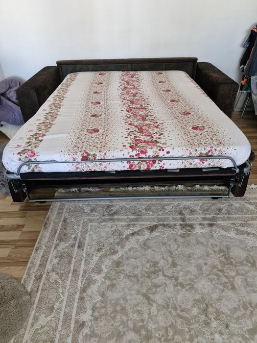 Canapea extensibila cu saltea model matrimonial.