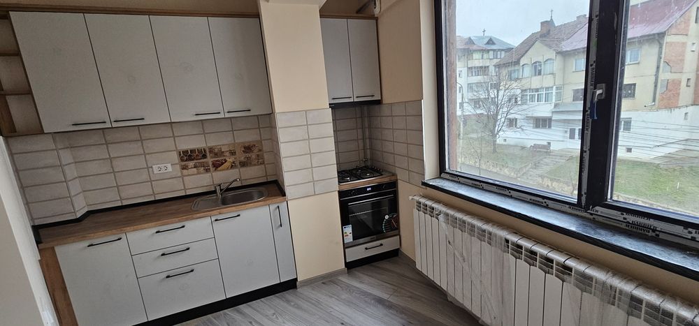 Inchiriez apartament 3 camere .