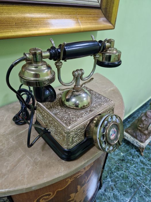 Страхотен антикварен телефон