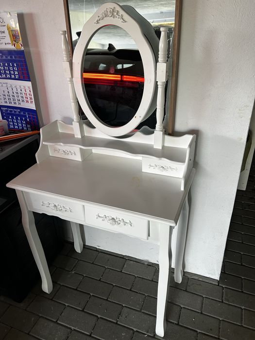 Masă de machiaj cu oglinda si scaun alb