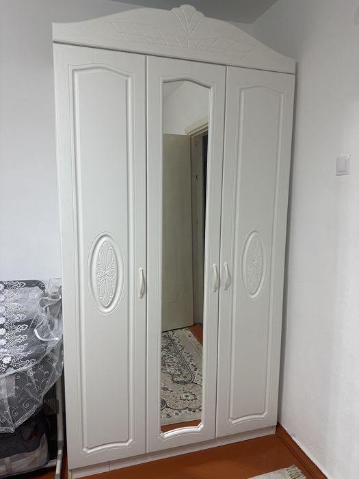 Продам шкаф белый
