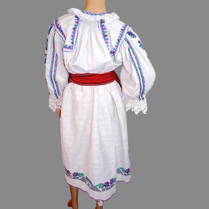 Costum popular vechi din Arad , ie veche , spacel si poale