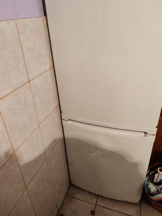 Vand aragaz în stare buna și combina frigorifica