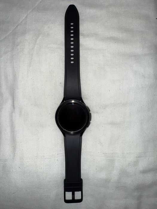 Продам смарт часы. 
Samsung galaxy watch 4 classic + два ремешка