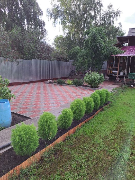 Стяжка, штукатурка, брусчатька.