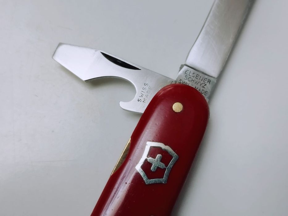 Vechi briceag elvetian Elsener Schwyz, anii 1940, rosu