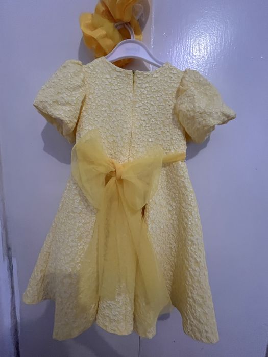 Платье в желтом цвете