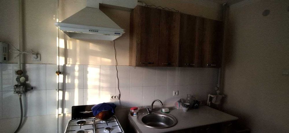 Сергели тумани (Янгихает) 1 этаж 3 хонали  кв сотилади.