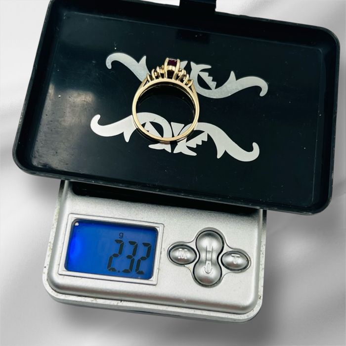 златен пръстен с рубин и диаманти!