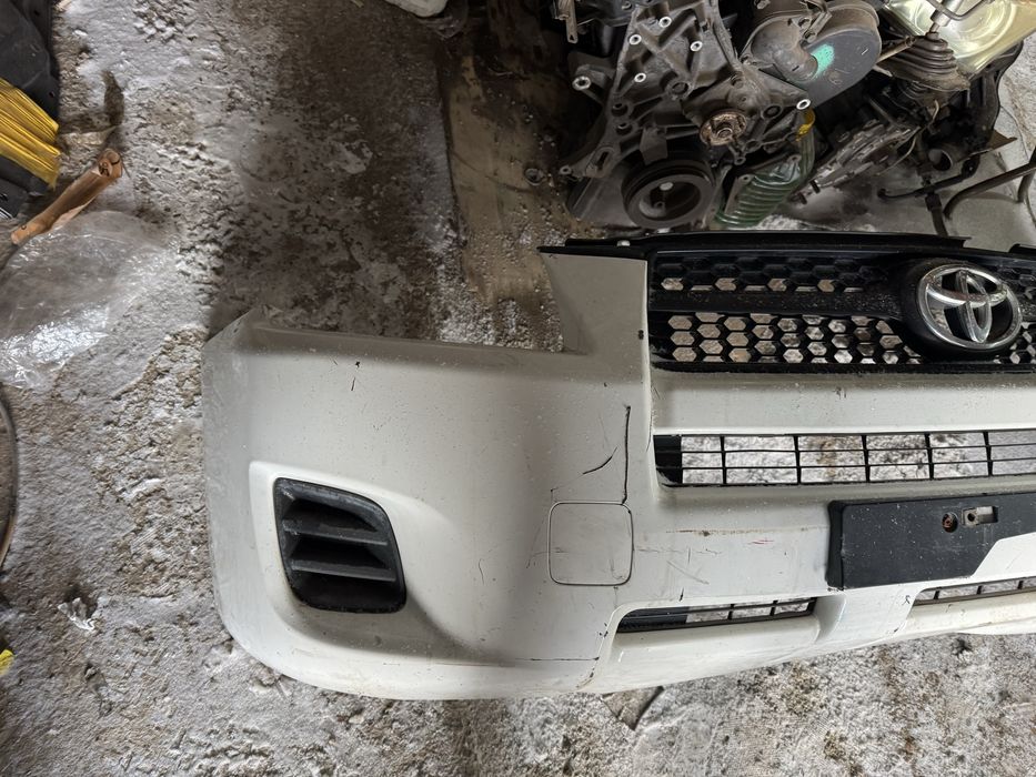 Передний бампер на Toyota Rav4 б/у оригинал