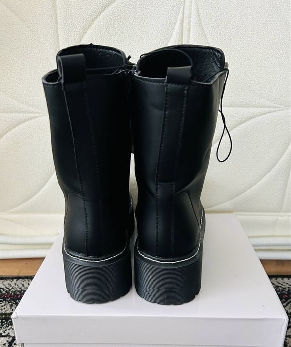 НОВИ! Дамски боти с връзки и цип