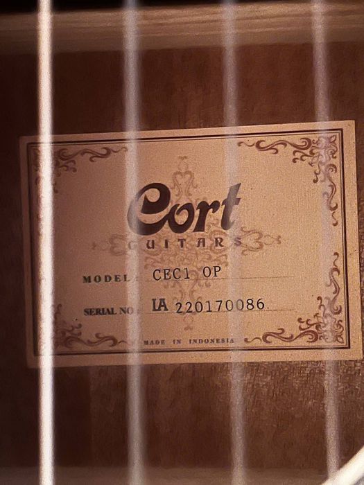 Gitara sotiladi. Продается Гитара.