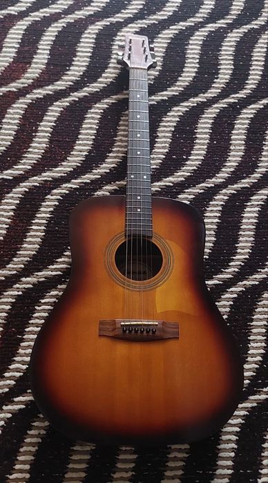 Akustika gitara sotladi