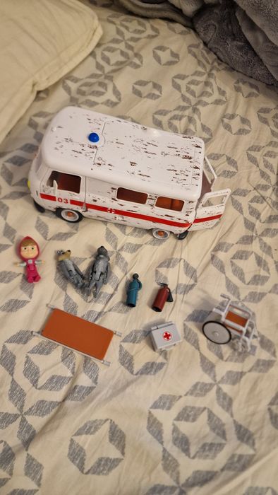 Mașinuța Masha cu lupii