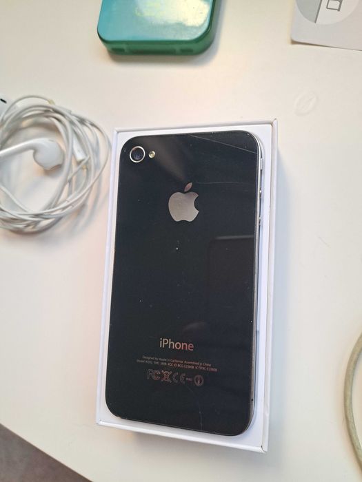iPhone 4 с оригинална опаковка и аксесоари