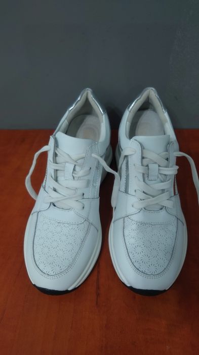 Дамски обувки и маратонки