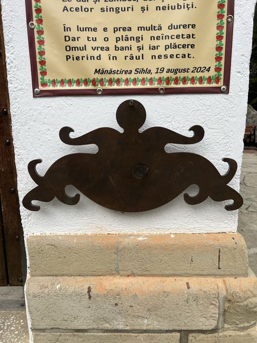 executam toace metalice (tochite), in orice configuratie, dimensiune, grosime, din metale speciale, care asigura o rezonanta si calitate a sunetului