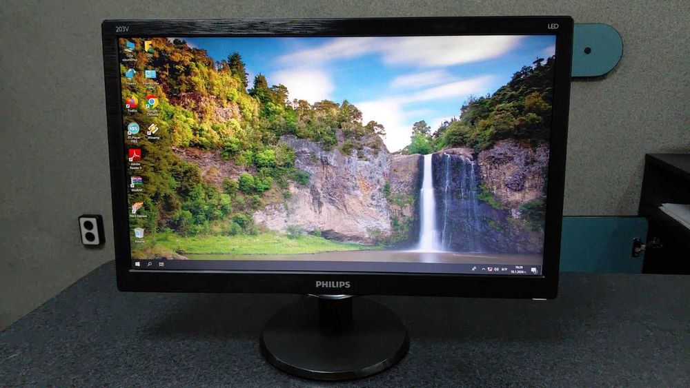 Продавам компютърни кутии и два монитора в много добро състояние