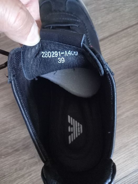 Продам кроссовки кожанные. Новый. Размер 39.