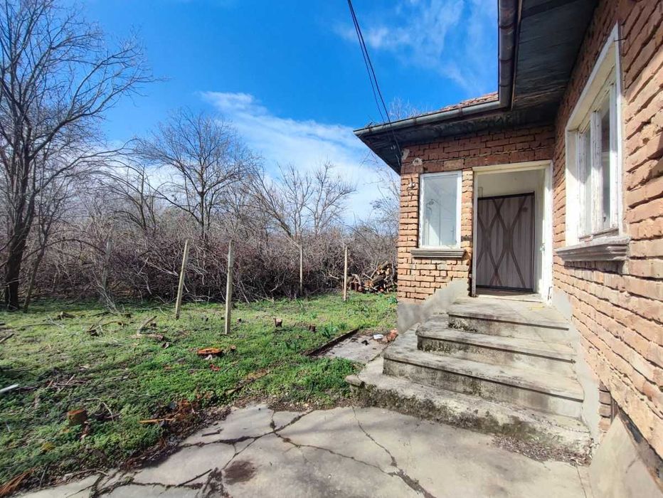 Къща с двор в с. Морава, общ. Свищов