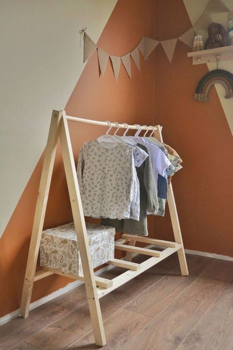 Деревянная вешалка для детской комнаты