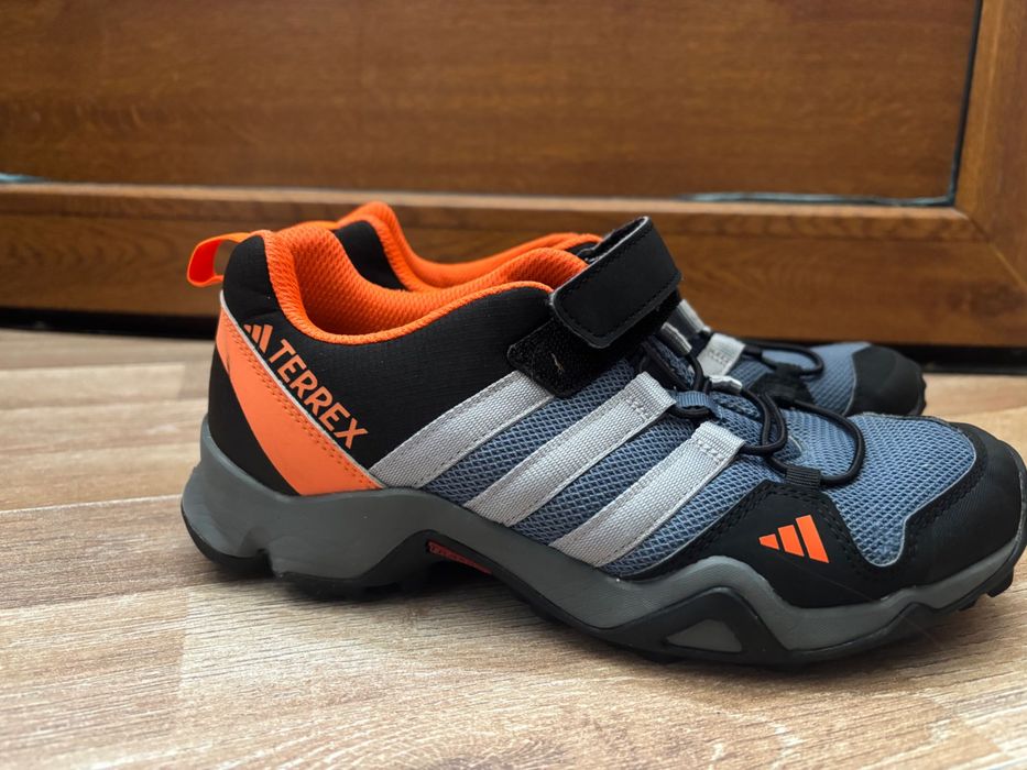 Adidasi rezistenți la apa