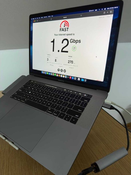 MacBook Pro 15" i7/16GB/512GB – pachet complet, negociabil