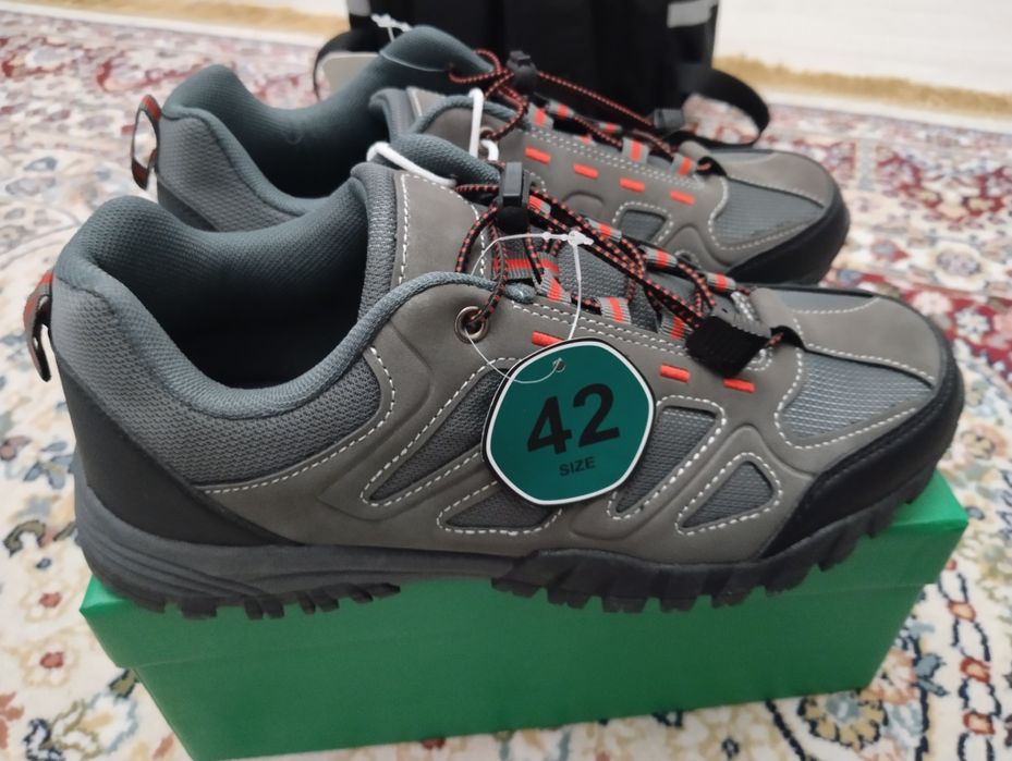 Фирменные кроссовки