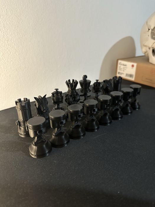 Engine chess set