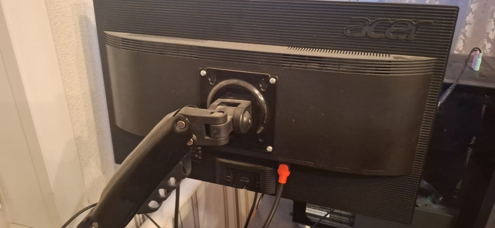Монитор acer в хорошем состоянии.