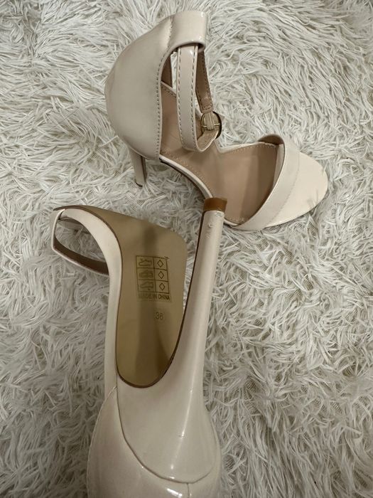 Дамски сандали на висок ток