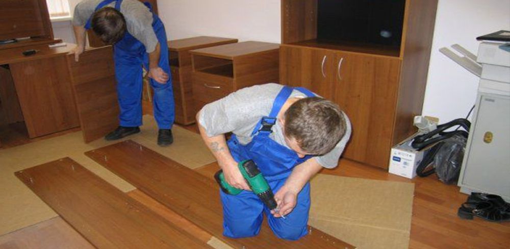 Юқори малакали уста мебелчи мебелларни ечиш йиғиш ўрнатиш