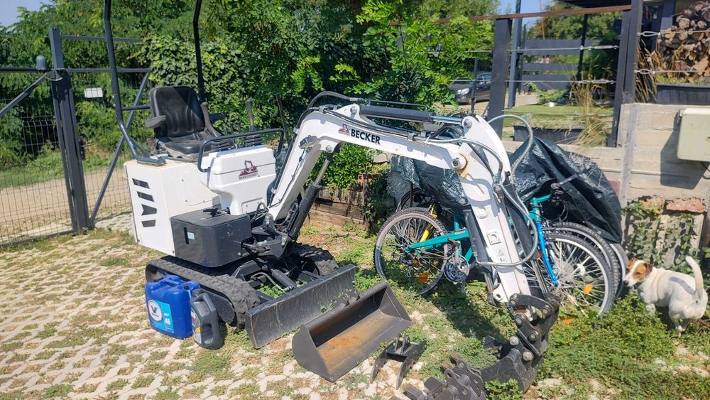 Продам мини багер Becker B11 употребяван 5100 €