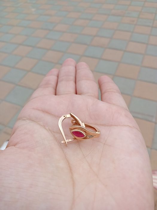 Продам серьги золотые.