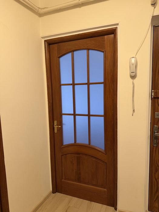 Usa de lemn masiv lacuita de interior in stare perfecta