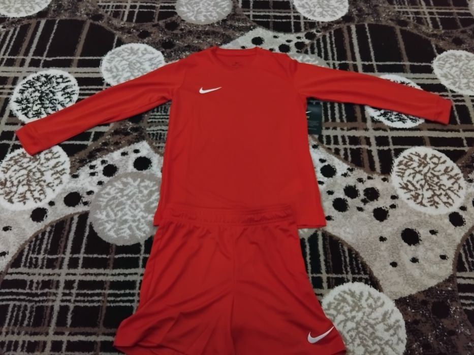 Maleta și pantaloni roși nike