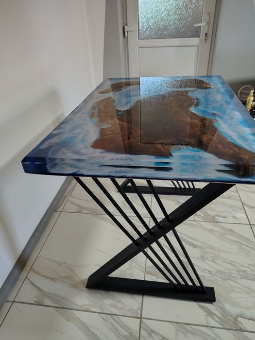 De vânzare masa din rasina