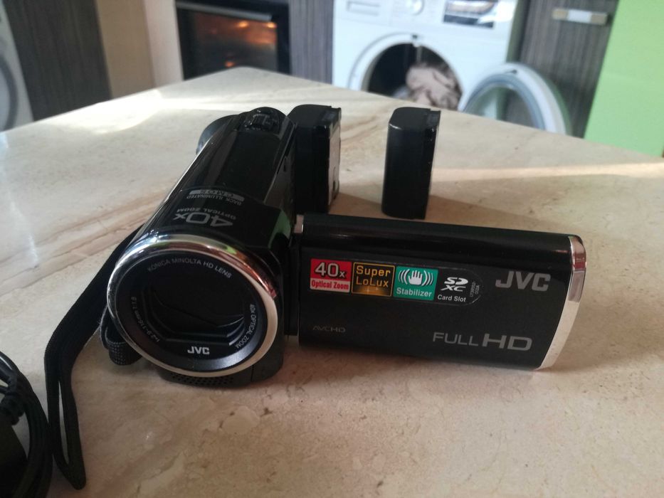 Продавам FULL HD камера JVC със 2бр.батерий и чантичка SONY