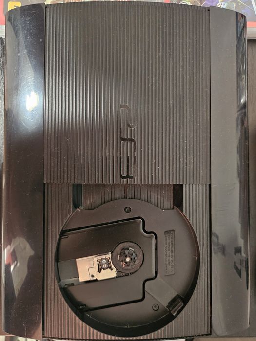PS3 SuperSlim (12GB) + Controller + Cabluri-300 lei/500 cu 18 jocuri