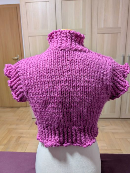 Вълнена жилетка ръчно плетиво