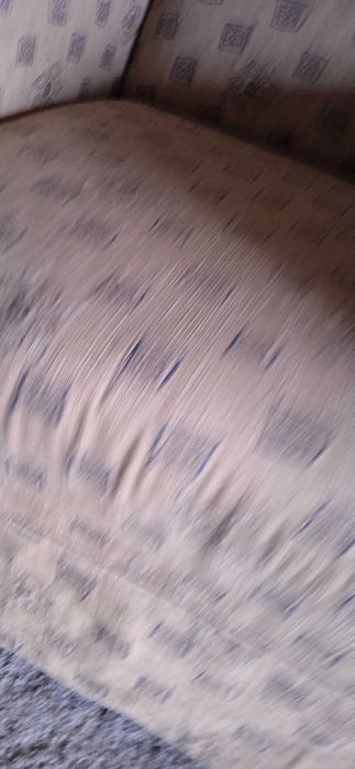 Два фотьойла без диван и кръгла маса.