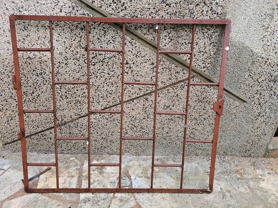 Решетки за прозорци за мазе и Парапети